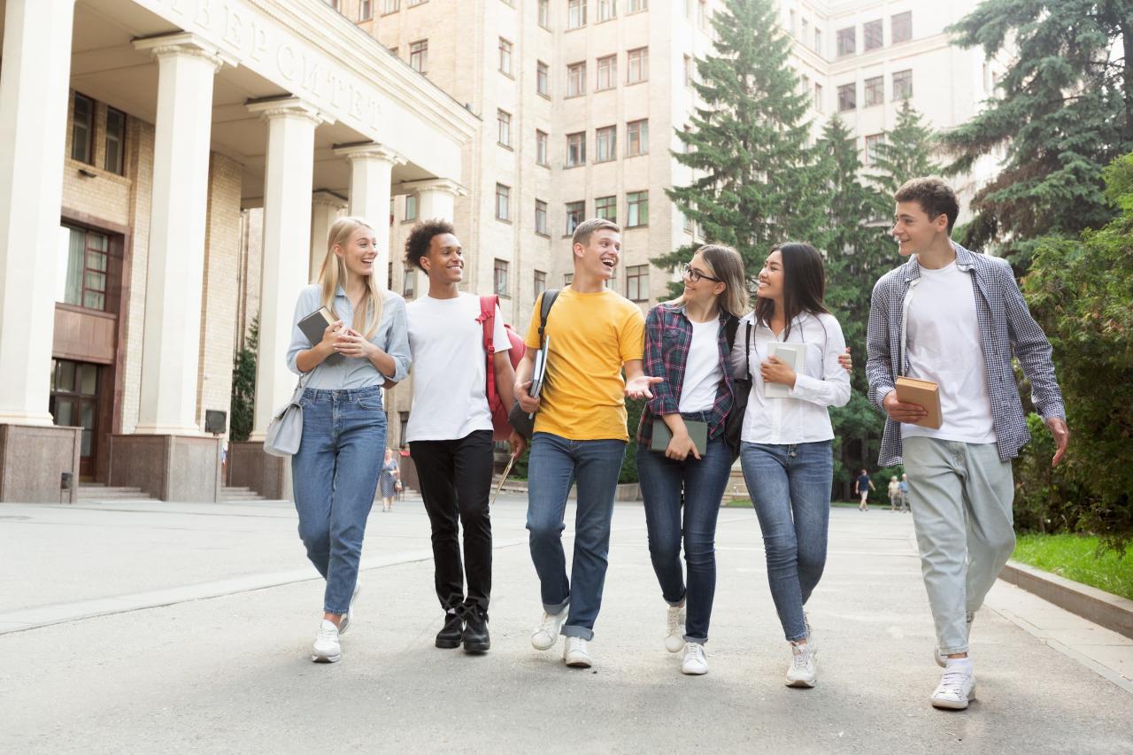 schüler:innen gruppe geht