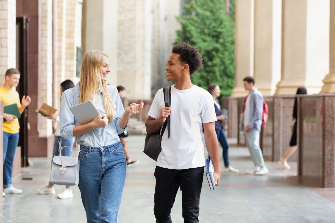 schüler:innen vor schule