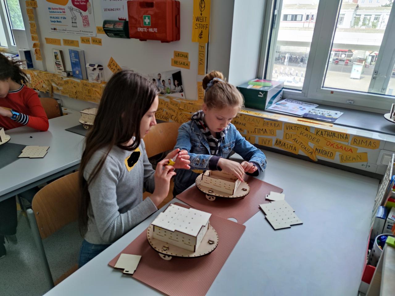 bild von schülern mit robotern