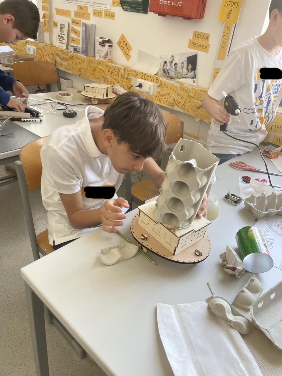 bild von schülern mit robotern
