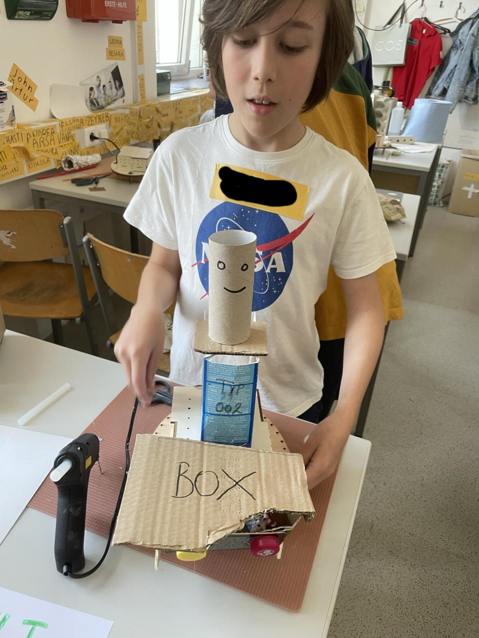 bild von schülern mit robotern