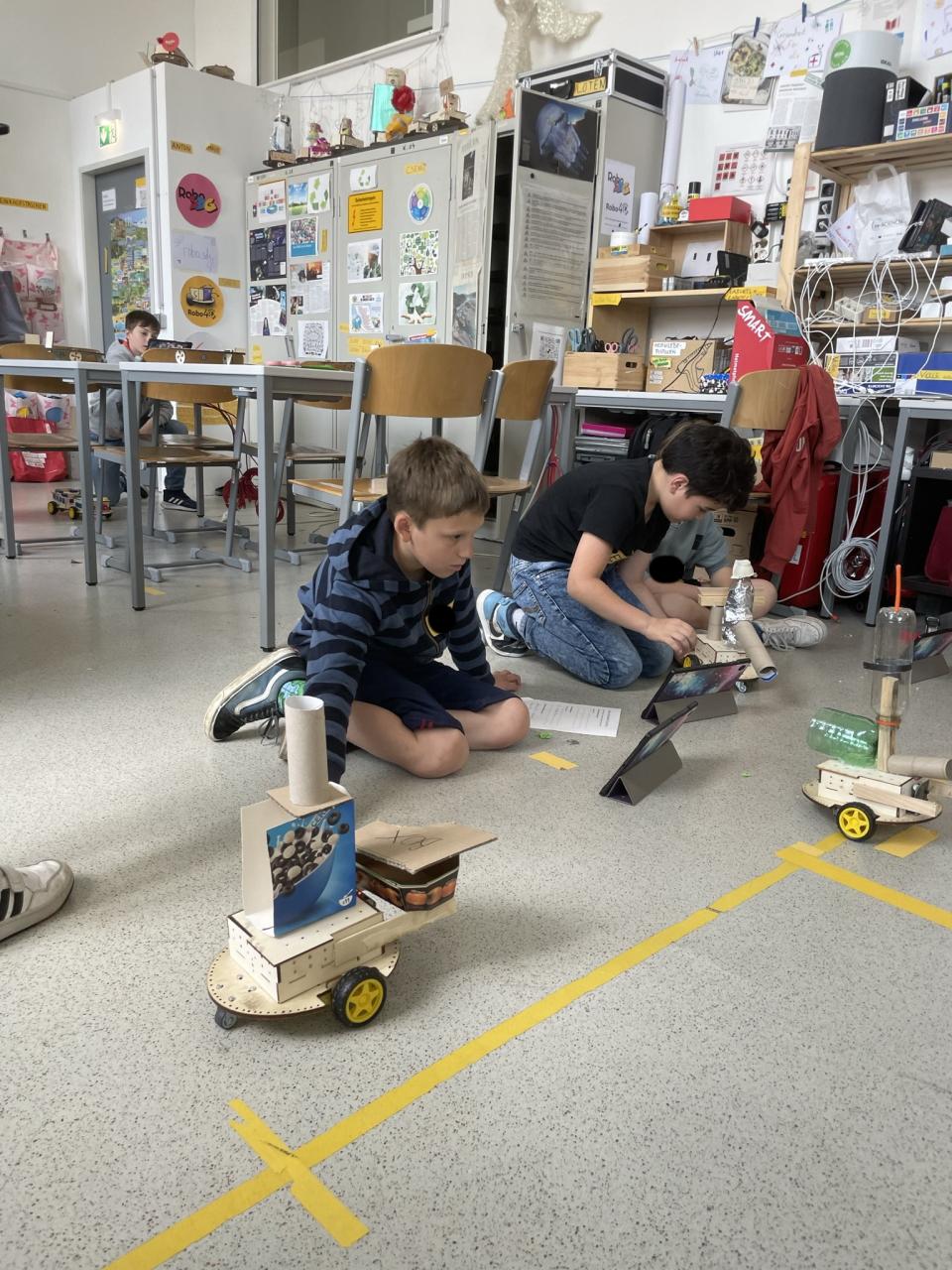 bild von schülern mit robotern