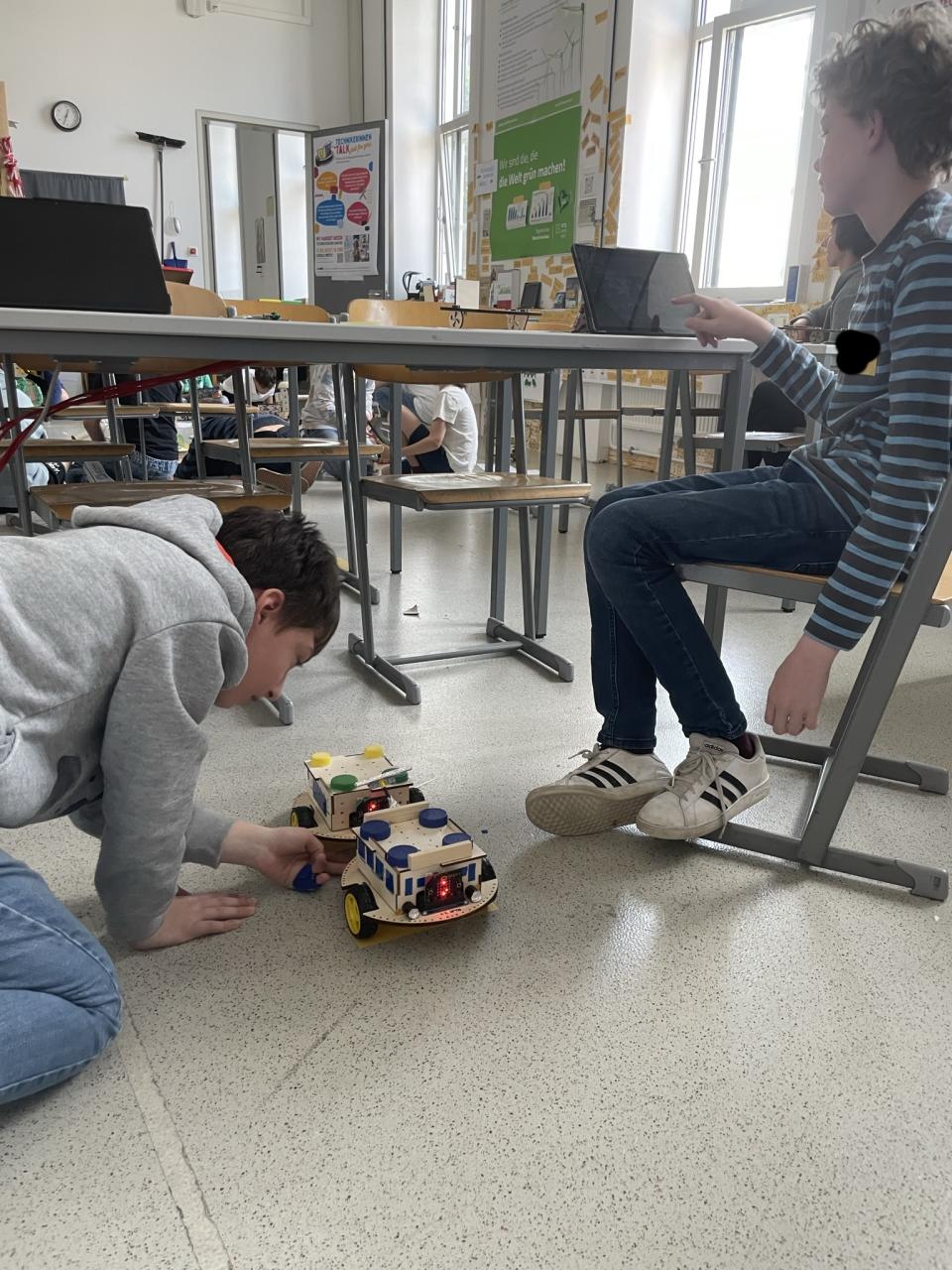 bild von schülern mit robotern