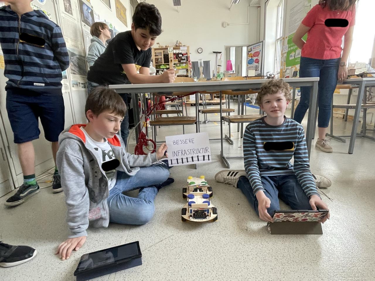 bild von schülern mit robotern
