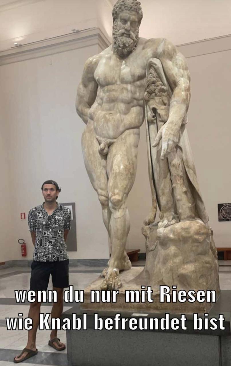 statue
