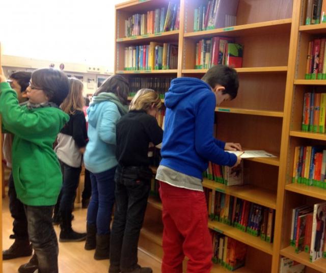 kinder in der bibliothek