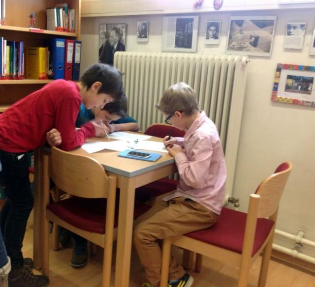 kinder in der bibliothek