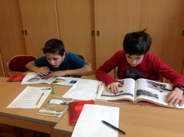 kinder in der bibliothek