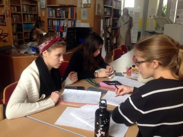 kinder in der bibliothek