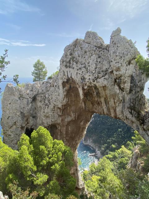 Blick durch die Felsen aufs Meer