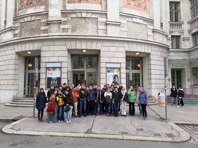 Vor dem Wiener Konzerthaus