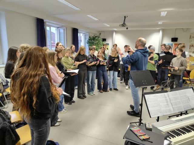 Gemeinsame Probe im Musiksaal