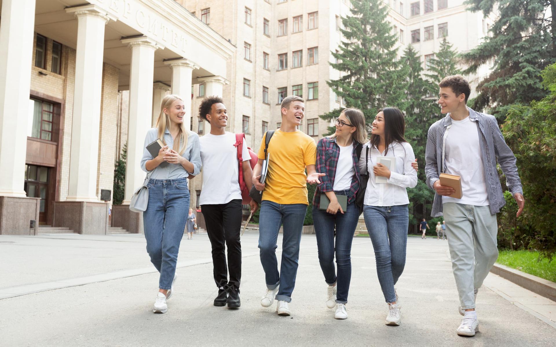 schüler:innen gruppe geht