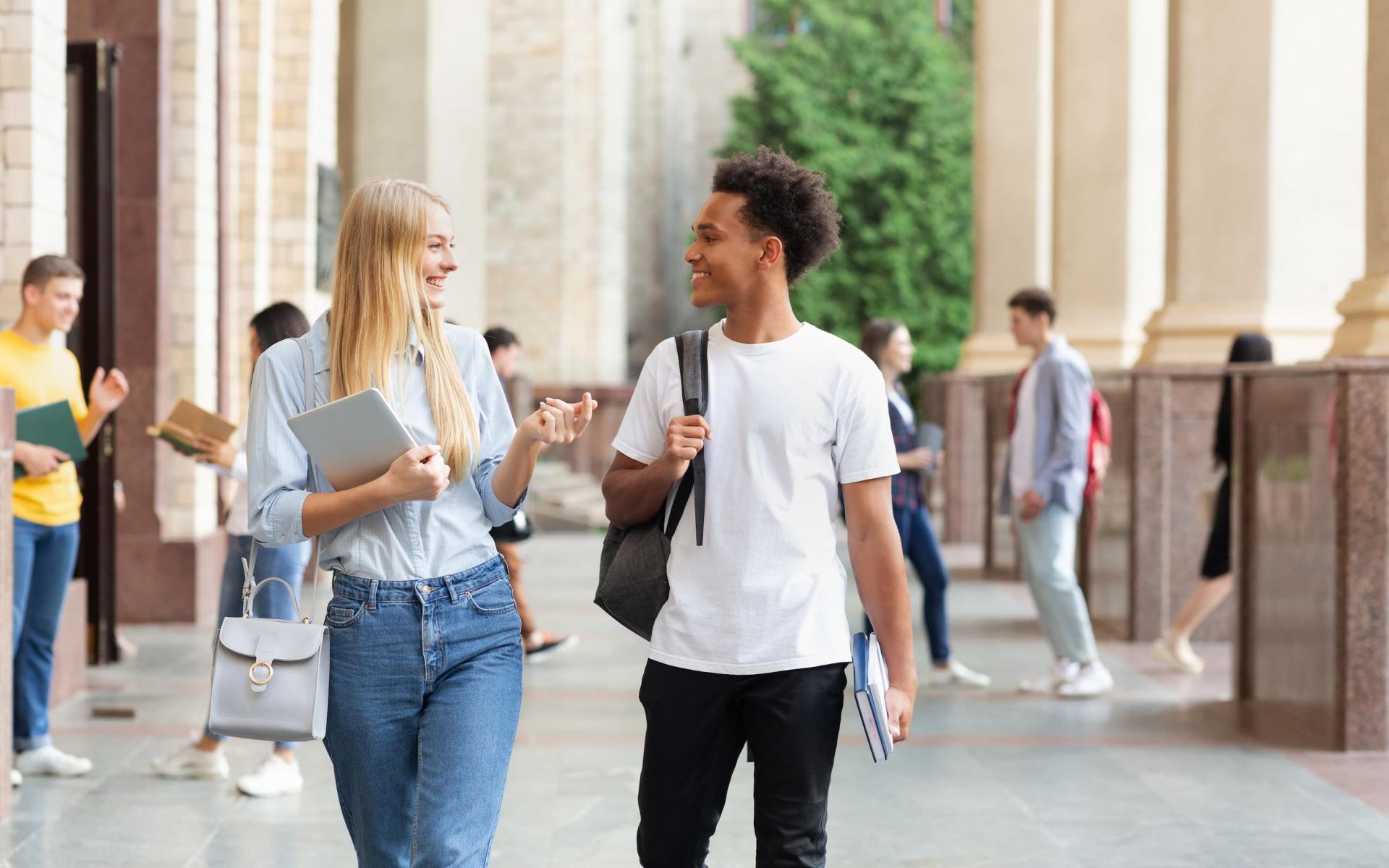 schüler:innen vor schule