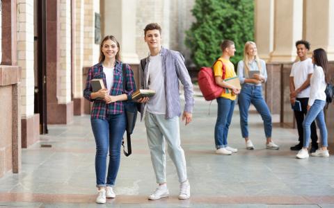 schüler:innen vor schule